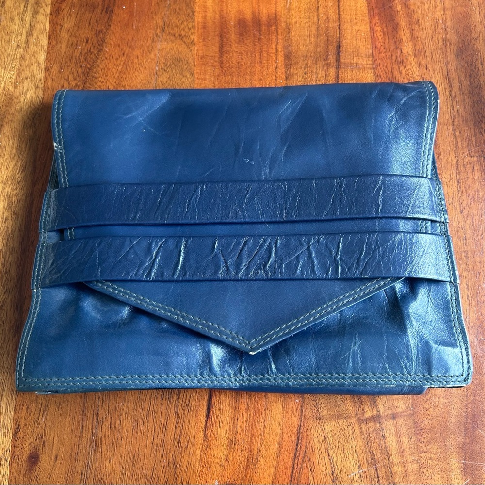 Expressly For Bloomingdale’s vintage navy blue leather clutch front flap. Italy
